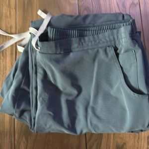 Dark Harbor Yola - Tall Skinny Scrub Pants
XL - Dark Harbor - Tall